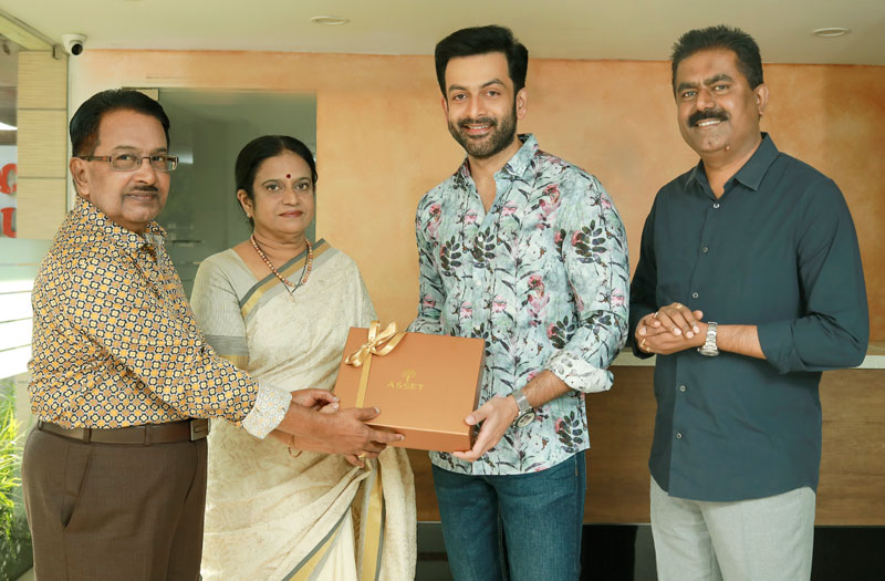 Asset Homes’ brand ambassador Shri. Prithviraj Sukumaran hands over the key of Asset Luminaire.