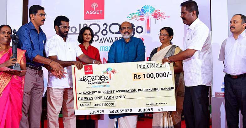 Winners of Chuttuvattom Season 2 receiving award from Minister T. M. Thomas Isaac