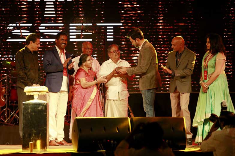 Prtihviraj hands over the keys to to Dr. Radhakrishnan and Mrs. Bhanumathi Radhakrishnan, owners of Asset Homes’ 50th project, Asset Versatile