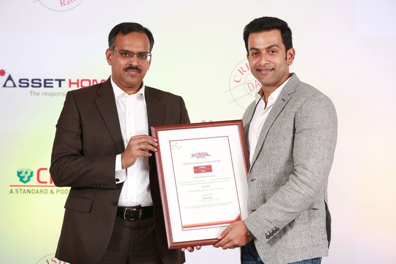 Sri. Prithviraj, brand ambassador of Asset Homes, receiving the CRISIL DA 2 Rating citation from Sri. Sudhir Nair.