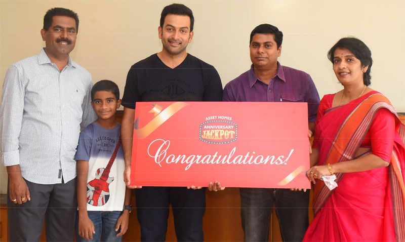 Asset Homes Anniversary Jackpot Winners Mr. Rajesh Pulikkal and Mini Rajesh along with Brand Ambassador Mr. Prithviraj and MD Mr. Sunil Kumar.